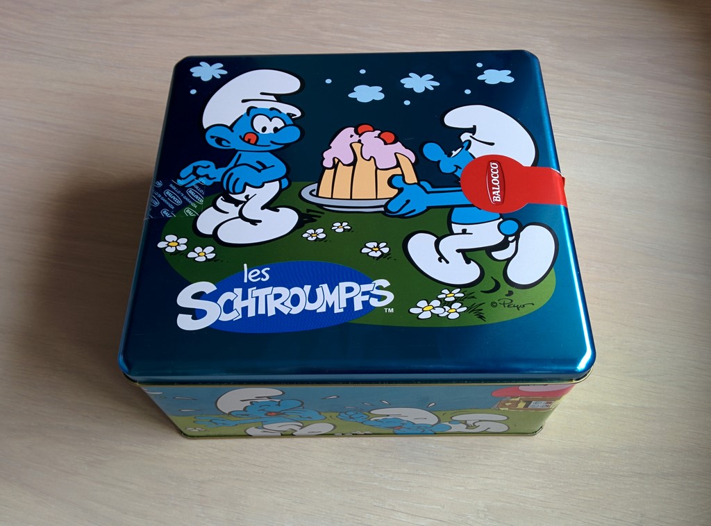 Boite en métal avec gâteau - Modèle Schtroumpf