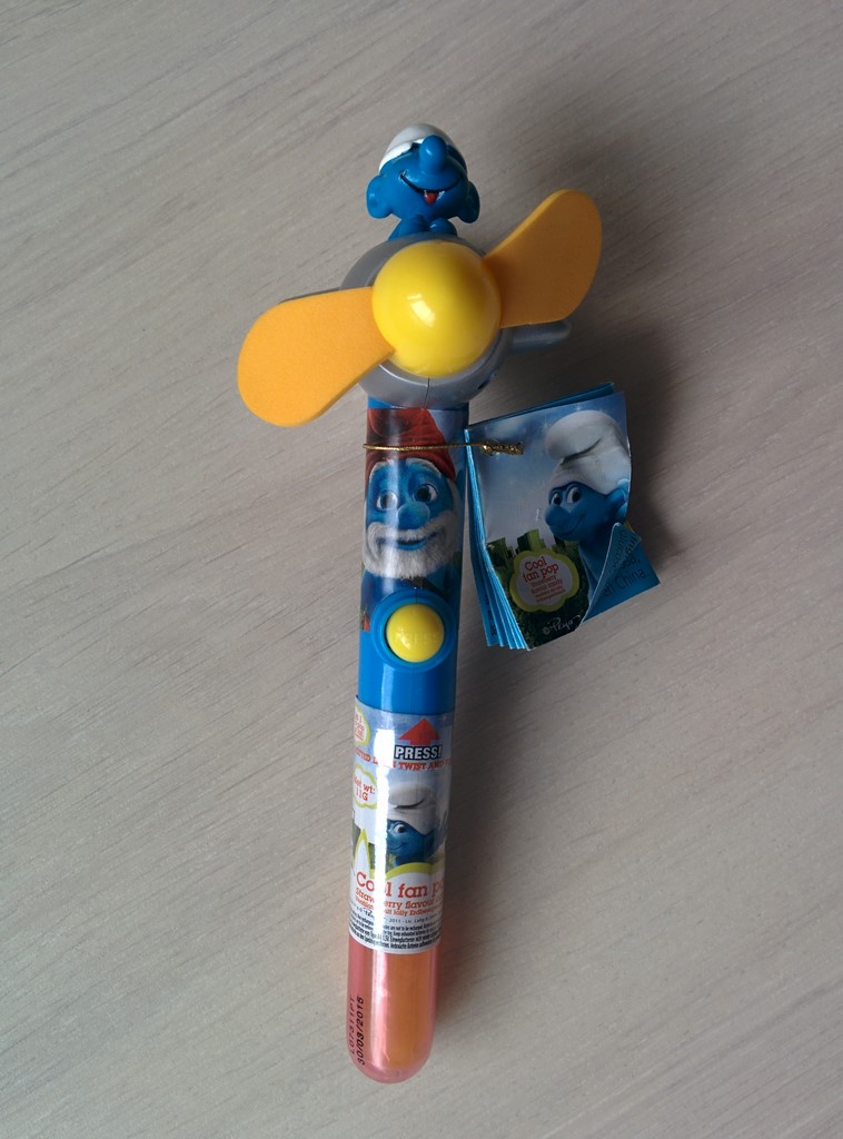 Sucette dans un ventilateur en forme d'avion - Jaune/orange & autocollant Grand Schtroumpf