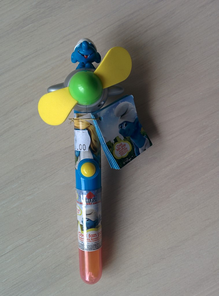 Sucette dans un ventilateur en forme d'avion - Vert/jaune & autocollant Schtroumpfette