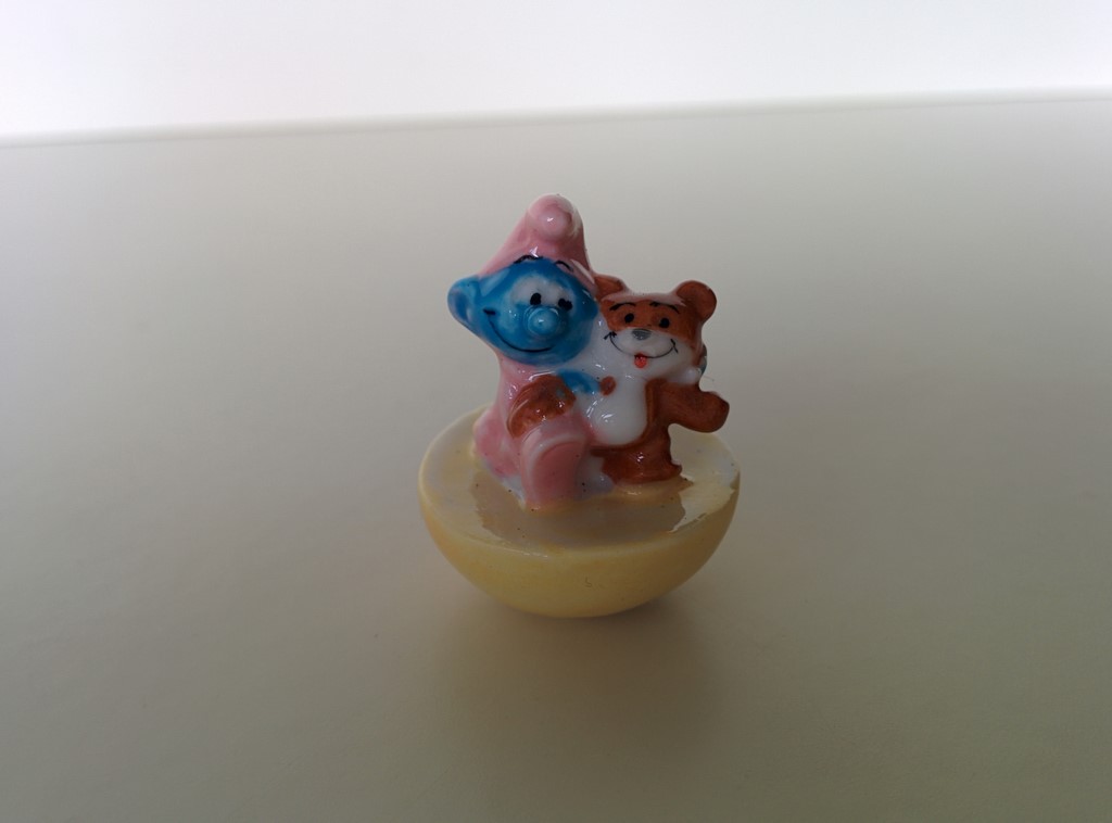 Bébé Schtroumpf avec un ours en peluche