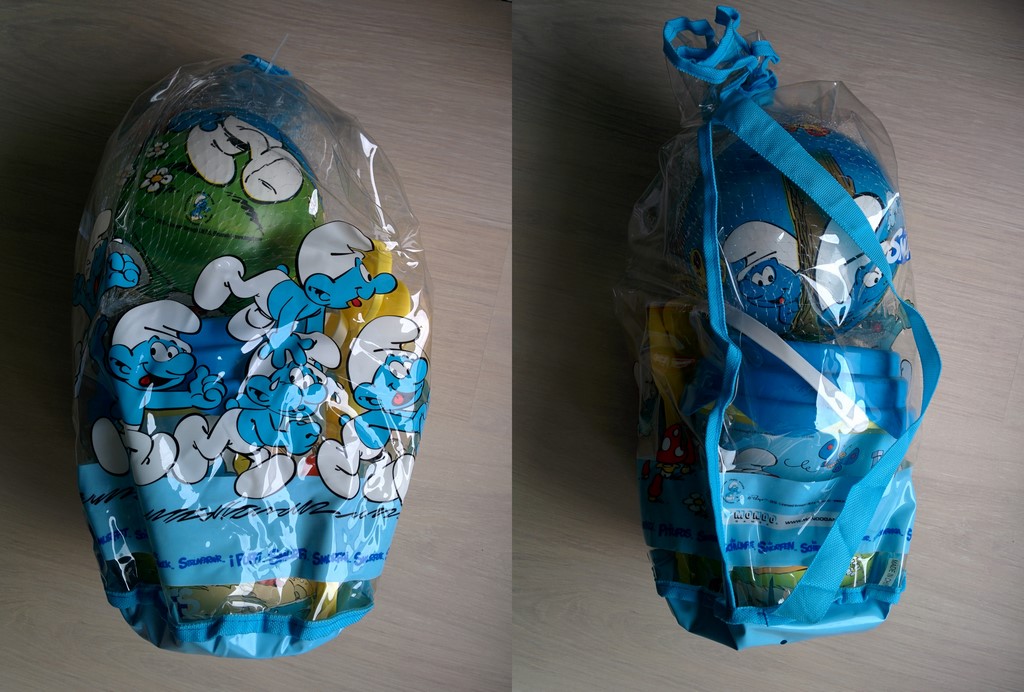 Sac de plage avec seau, moules et ballon