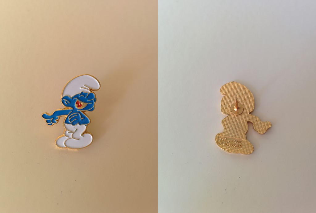 Pin's Schtroumpf moqueur