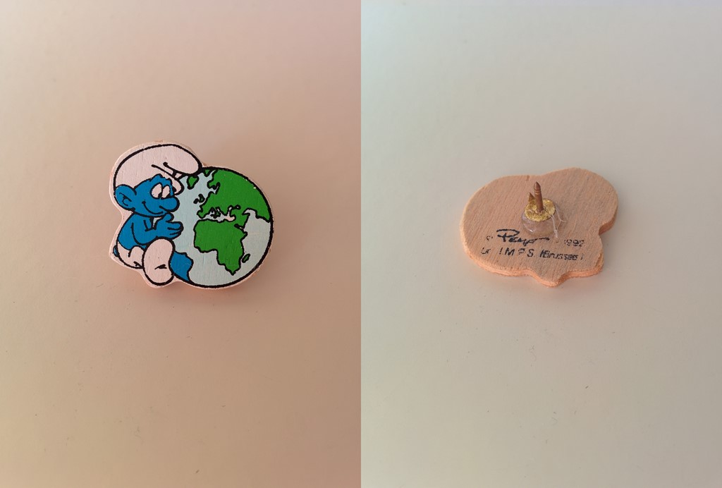 Pin's Schtroumpf avec la Terre