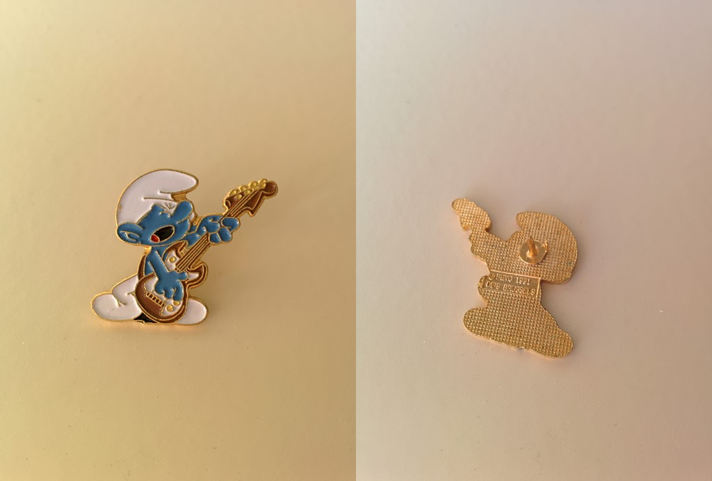 Pin's Schtroumpf jouant de la guitare