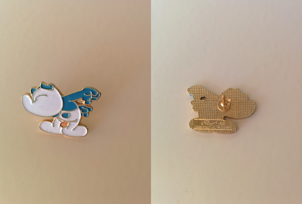 Pin's Schtroumpf qui s'étire