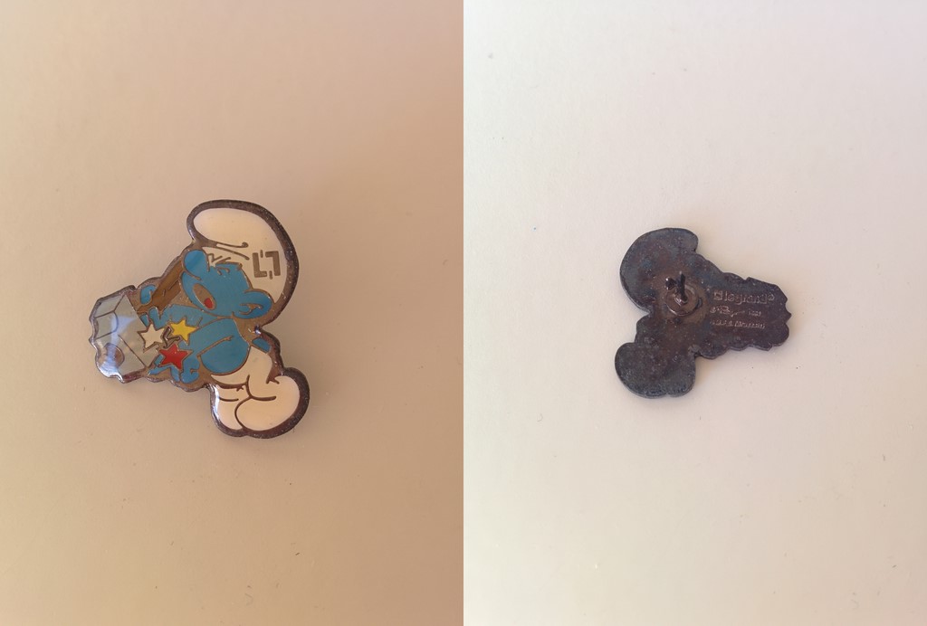 Pin's Legrand - Schtroumpf qui se tape sur les doigts