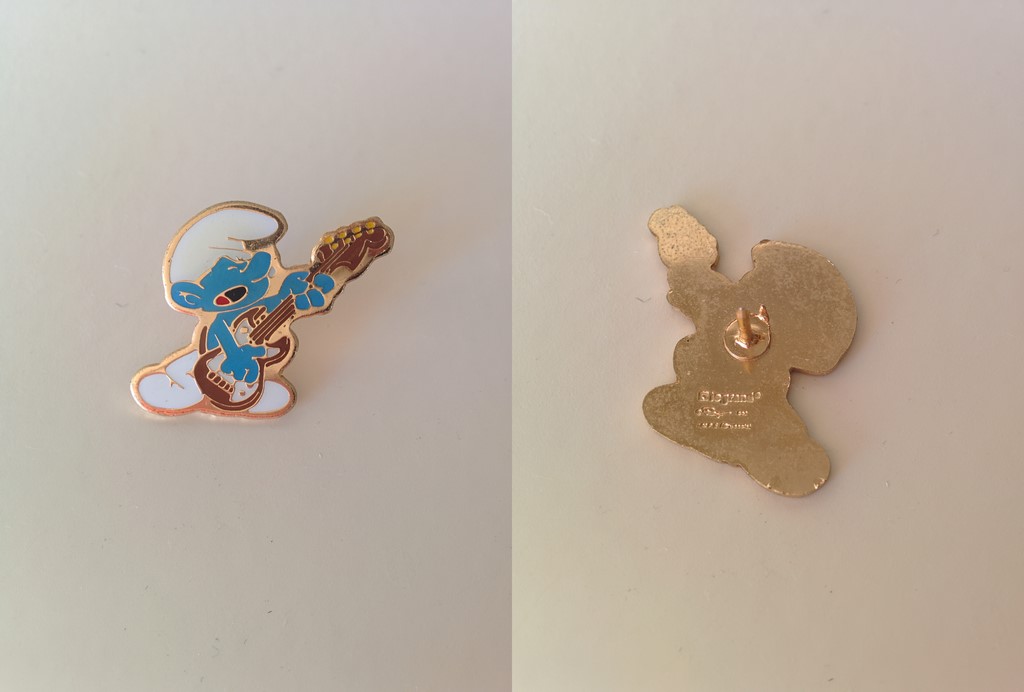 Pin's Schtroumpf avec une guitare