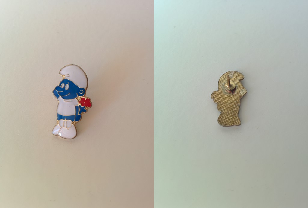 Pin's Schtroumpf timide avec des fleurs