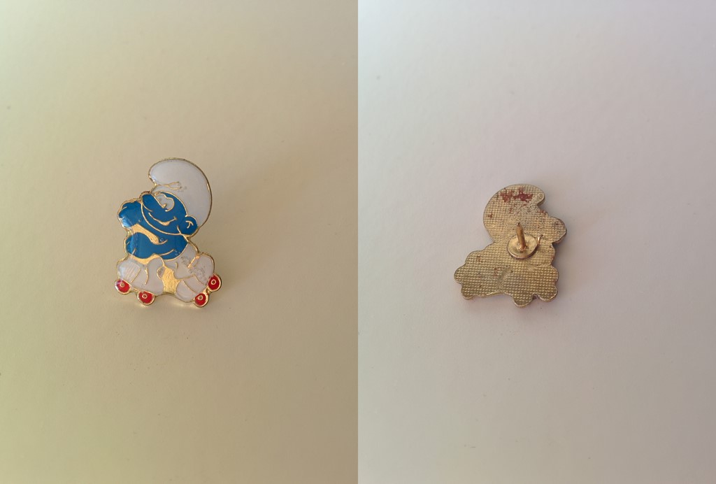 Pin's Schtroumpf qui fait des patins à roulettes