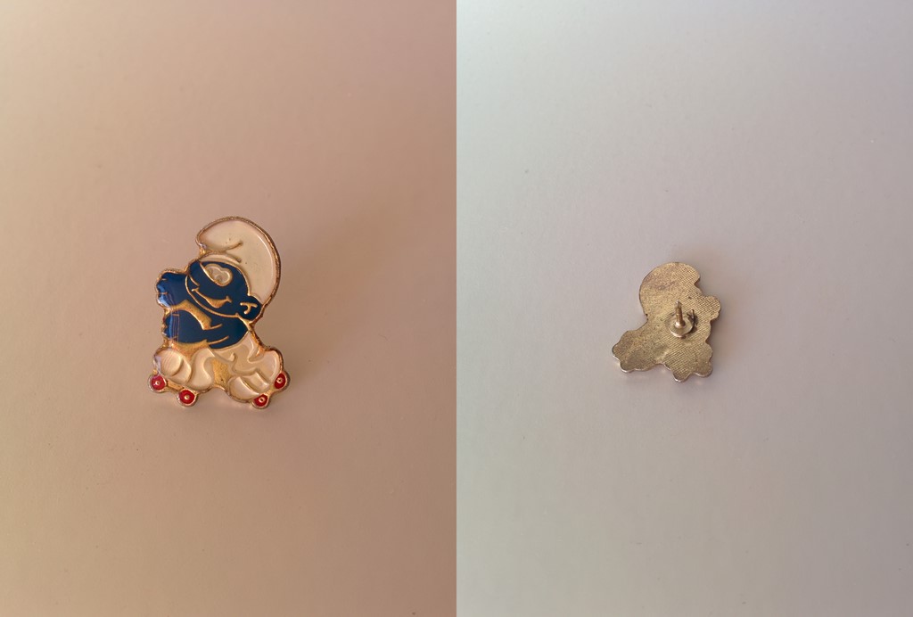 Pin's Schtroumpf qui fait des patins à roulettes