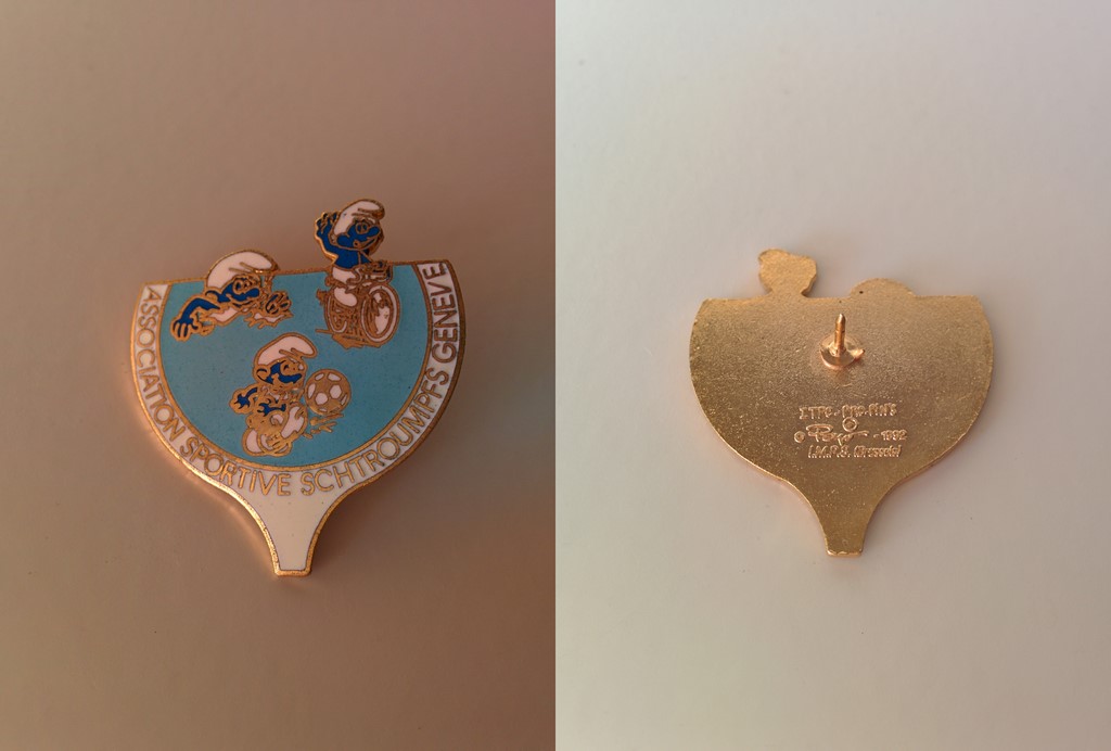 Pin's Association Sportive Schtroumpfs Geneve - Natation, Cyclisme et Football