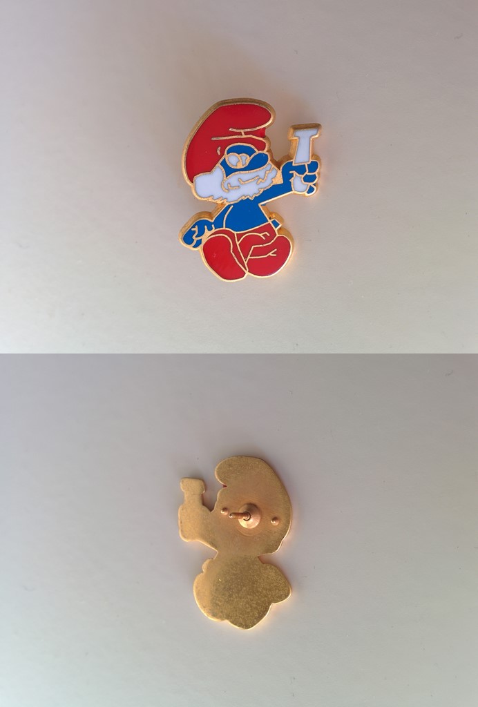 Pin's Grand Schtroumpf avec une fiole