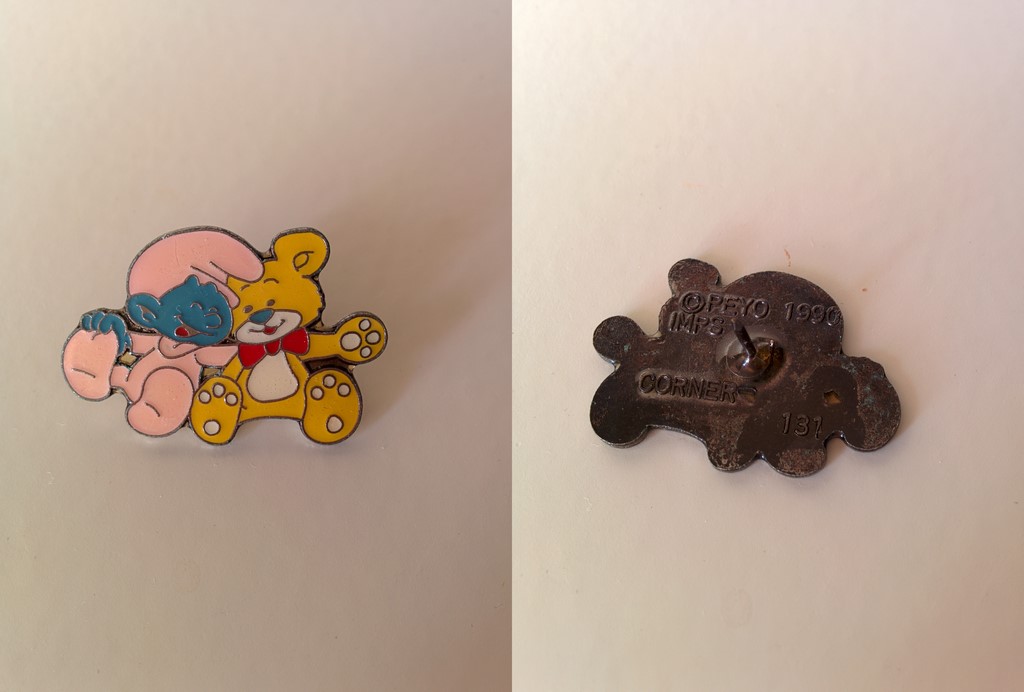 Pin's Corner - Bébé Schtroumpf avec ourson en peluche