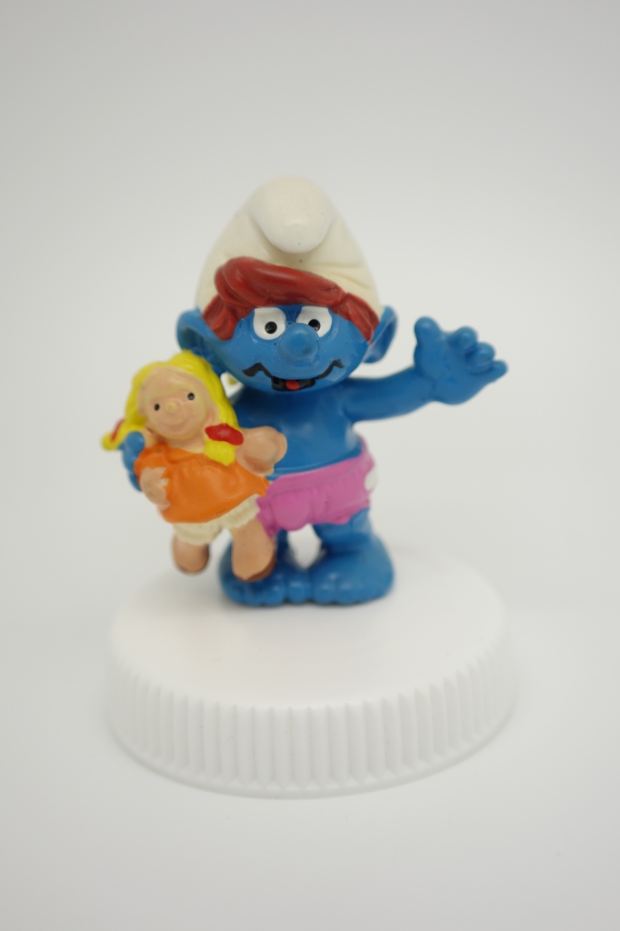 Jeune Schtroumpfette avec poupée