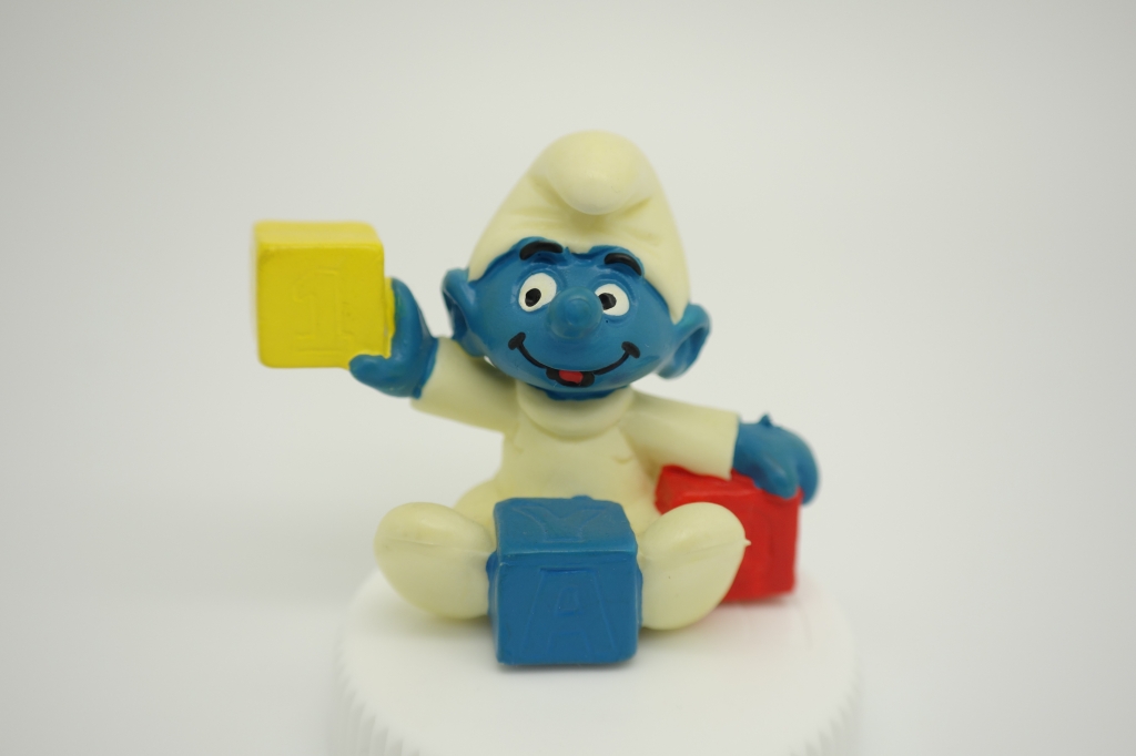 Bébé Schtroumpf avec cubes