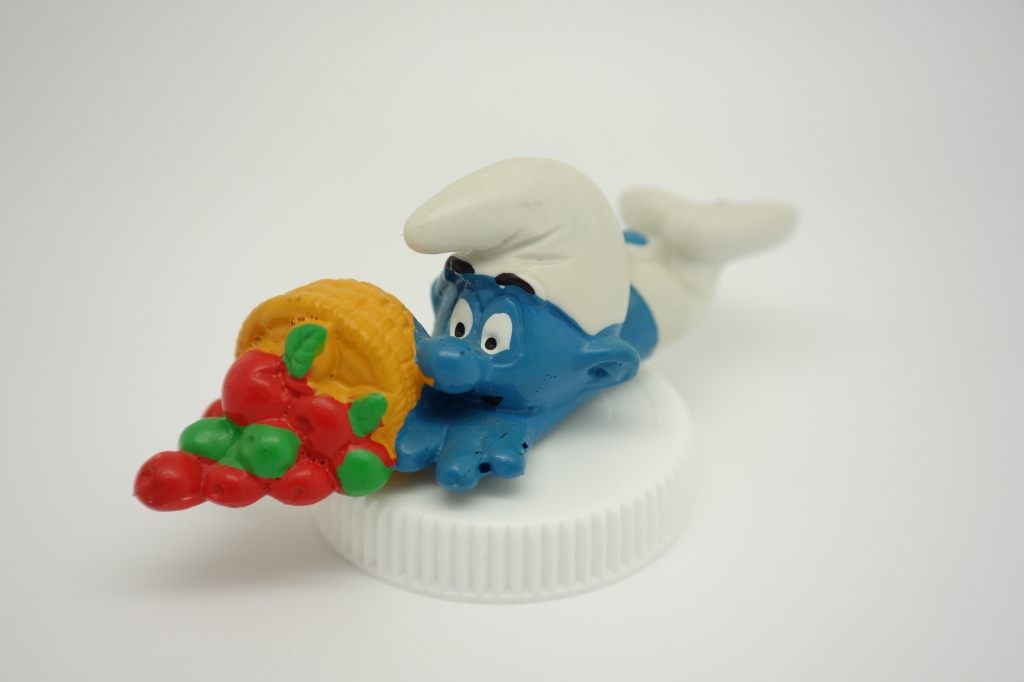 Schtroumpf chutant avec panier de fruits