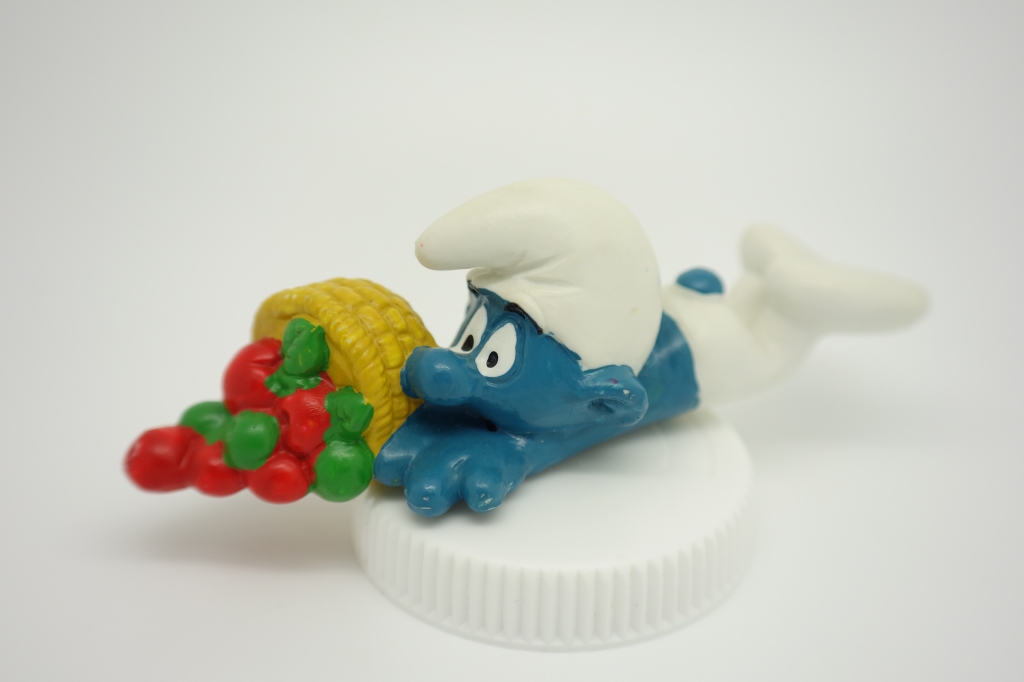 Schtroumpf chutant avec panier de fruits