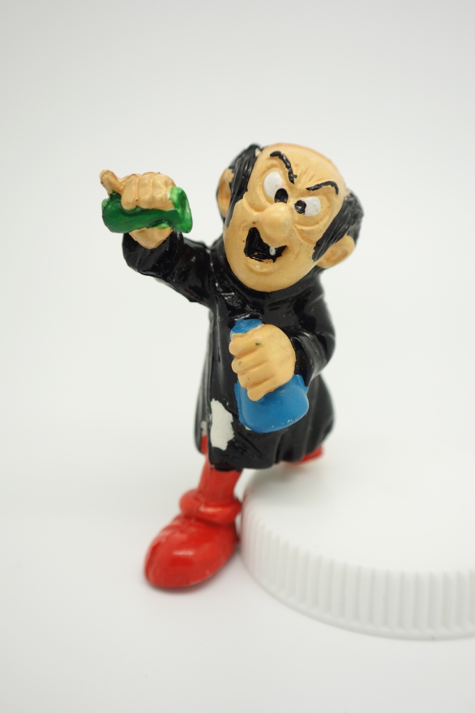 Gargamel avec fioles de laboratoires / verres