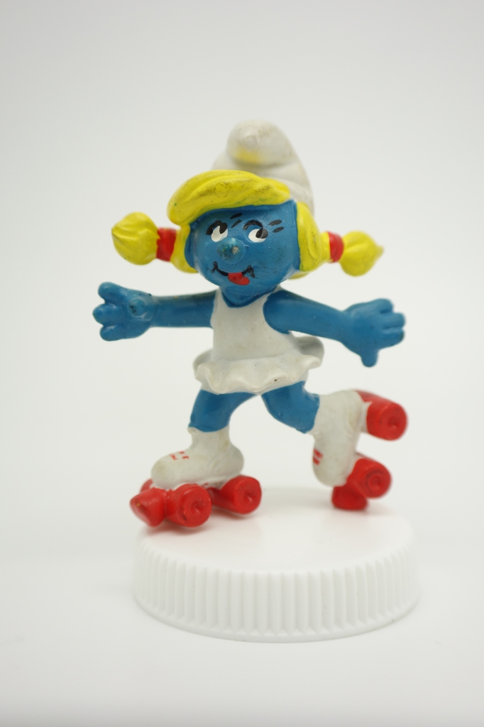 Schtroumpfette avec patins à roulettes