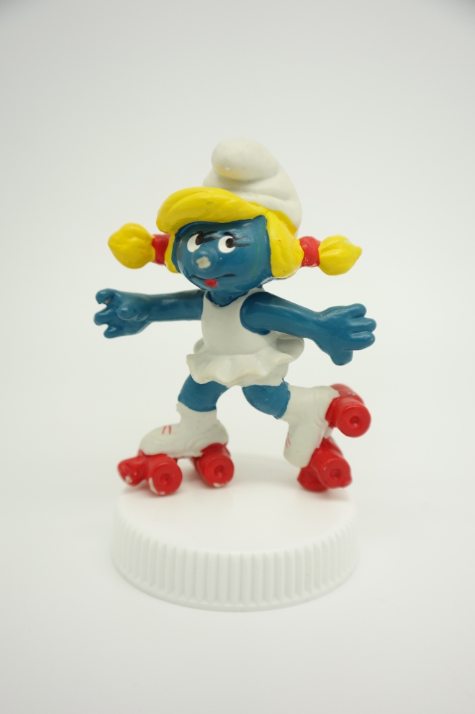 Schtroumpfette avec patins à roulettes