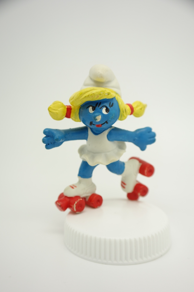 Schtroumpfette avec patins à roulettes