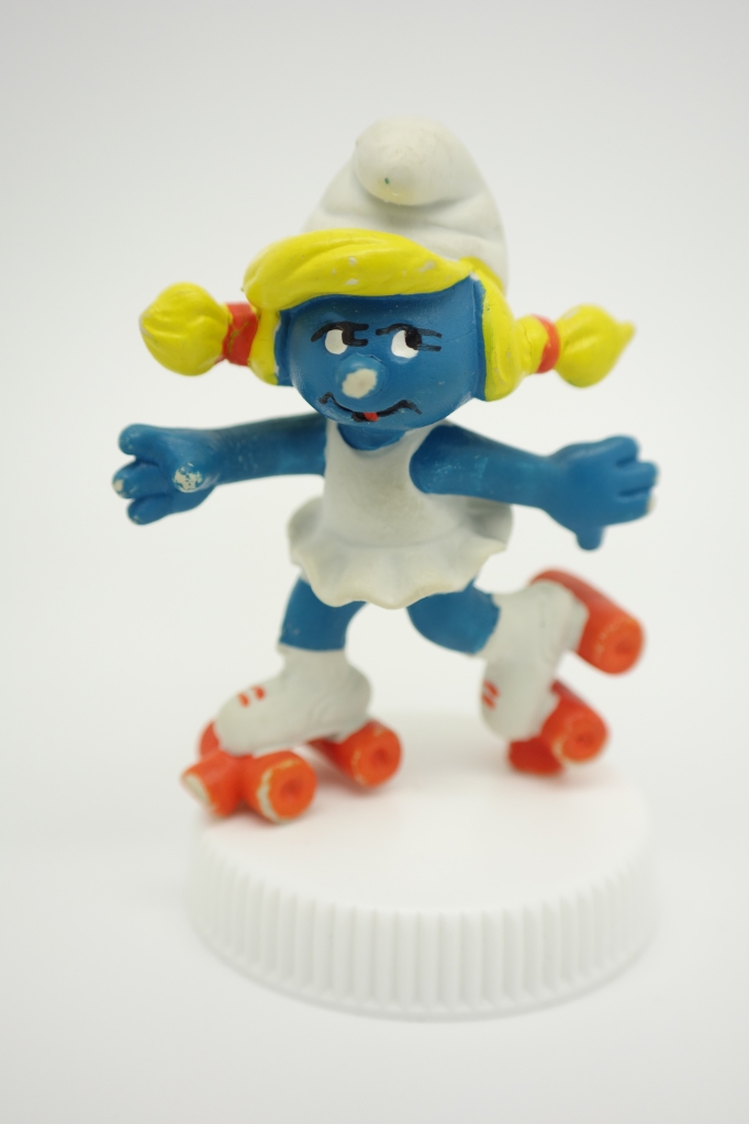 Schtroumpfette avec patins à roulettes