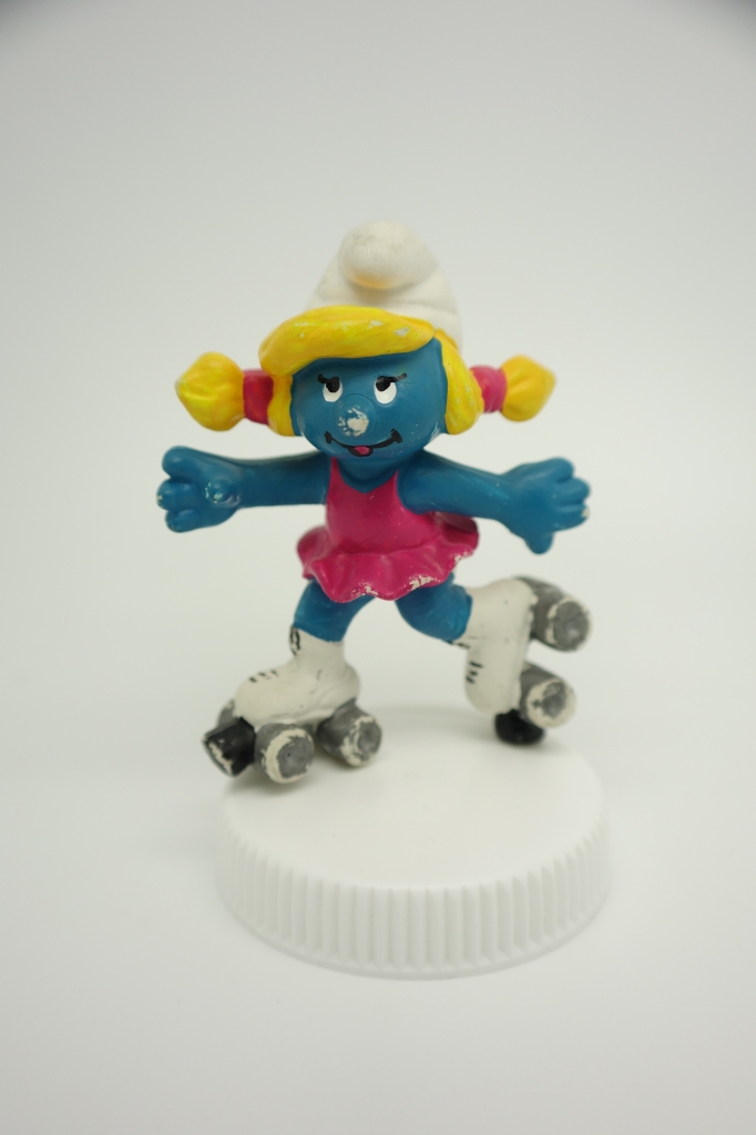 Schtroumpfette avec patins à roulettes