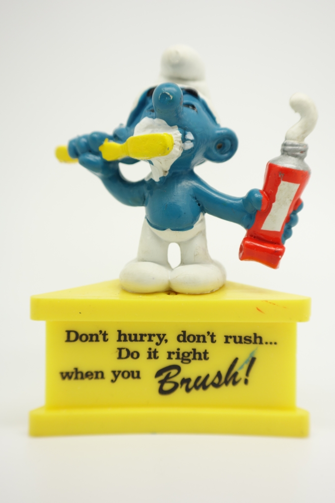 Schtroumpf avec brosse à dents et dentifrice