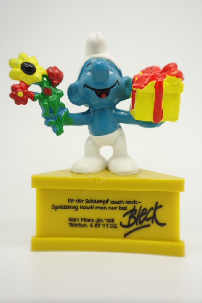 Schtroumpf avec fleurs et cadeau