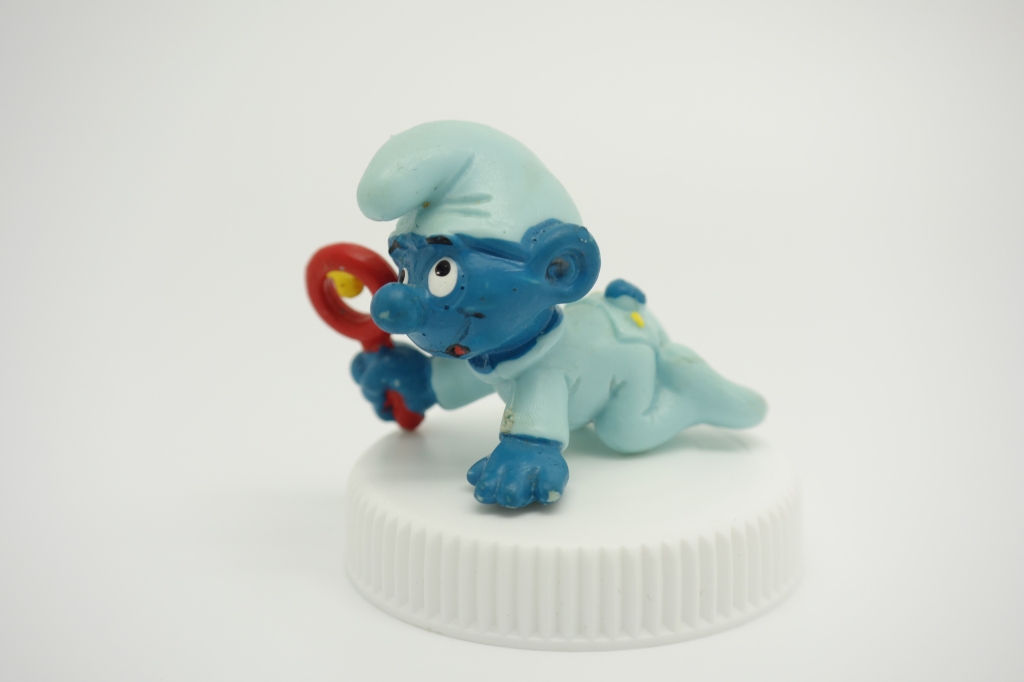 Bébé Schtroumpf avec hochet