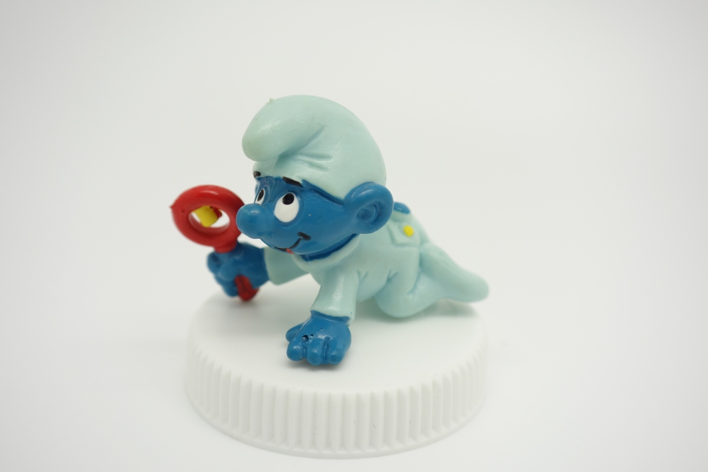 Bébé Schtroumpf avec hochet