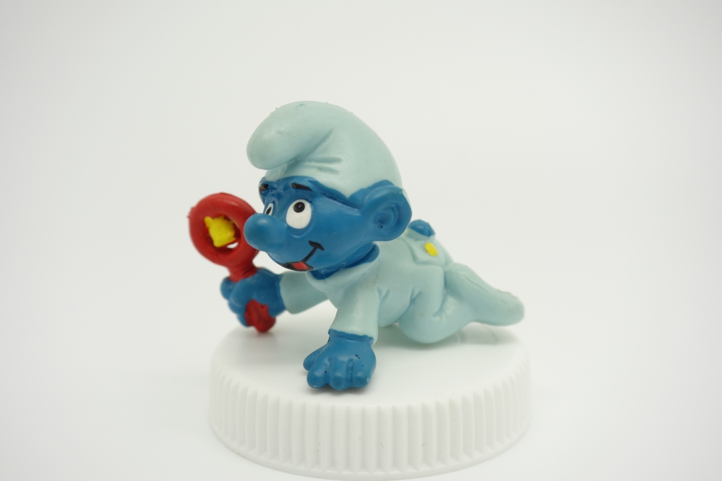 Bébé Schtroumpf avec hochet