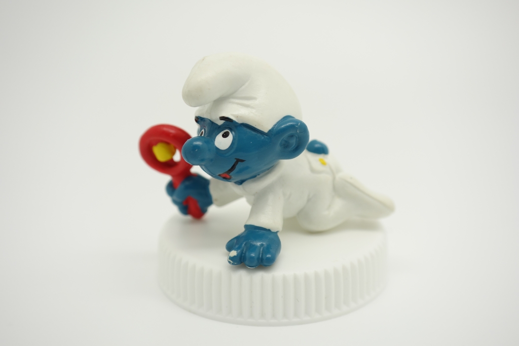 Bébé Schtroumpf avec hochet