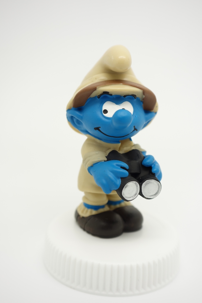 Schtroumpf explorateur avec jumelles