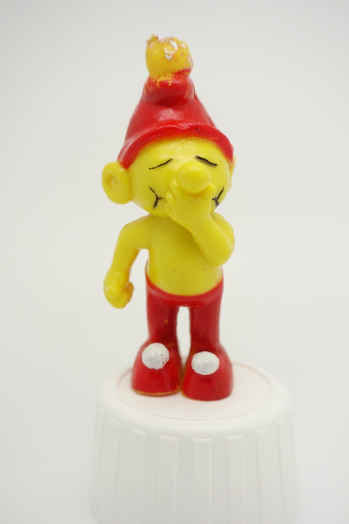 Gnome avec main devant la bouche