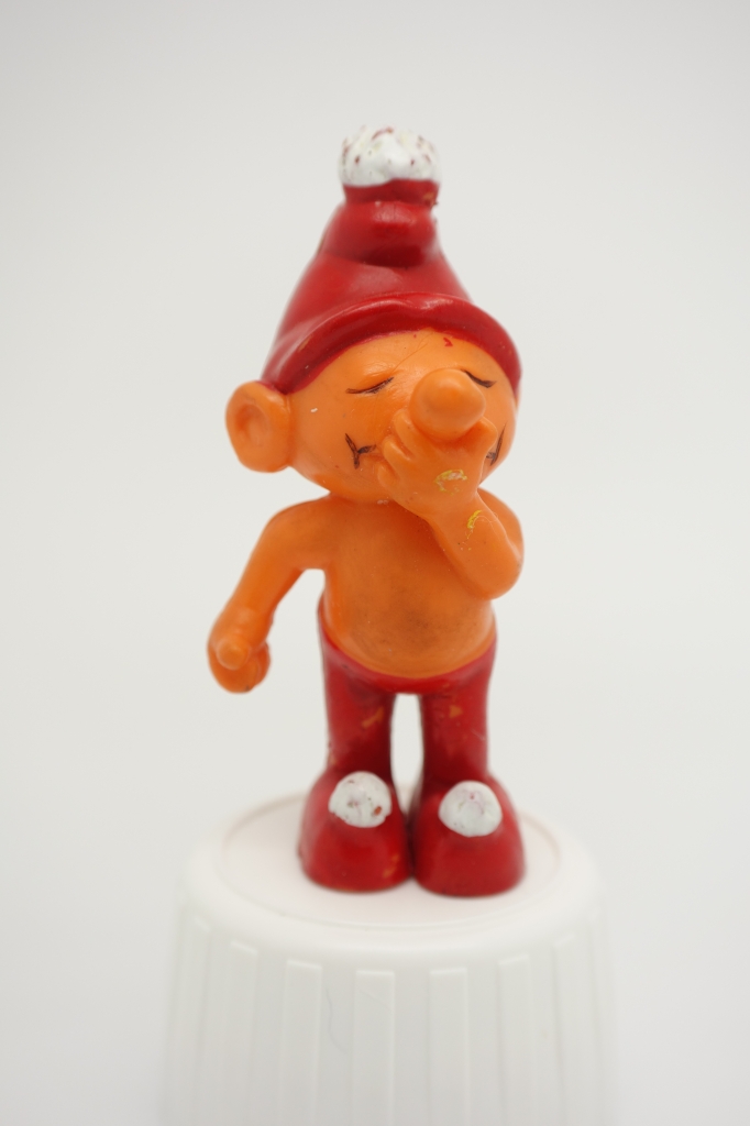 Gnome avec main devant la bouche