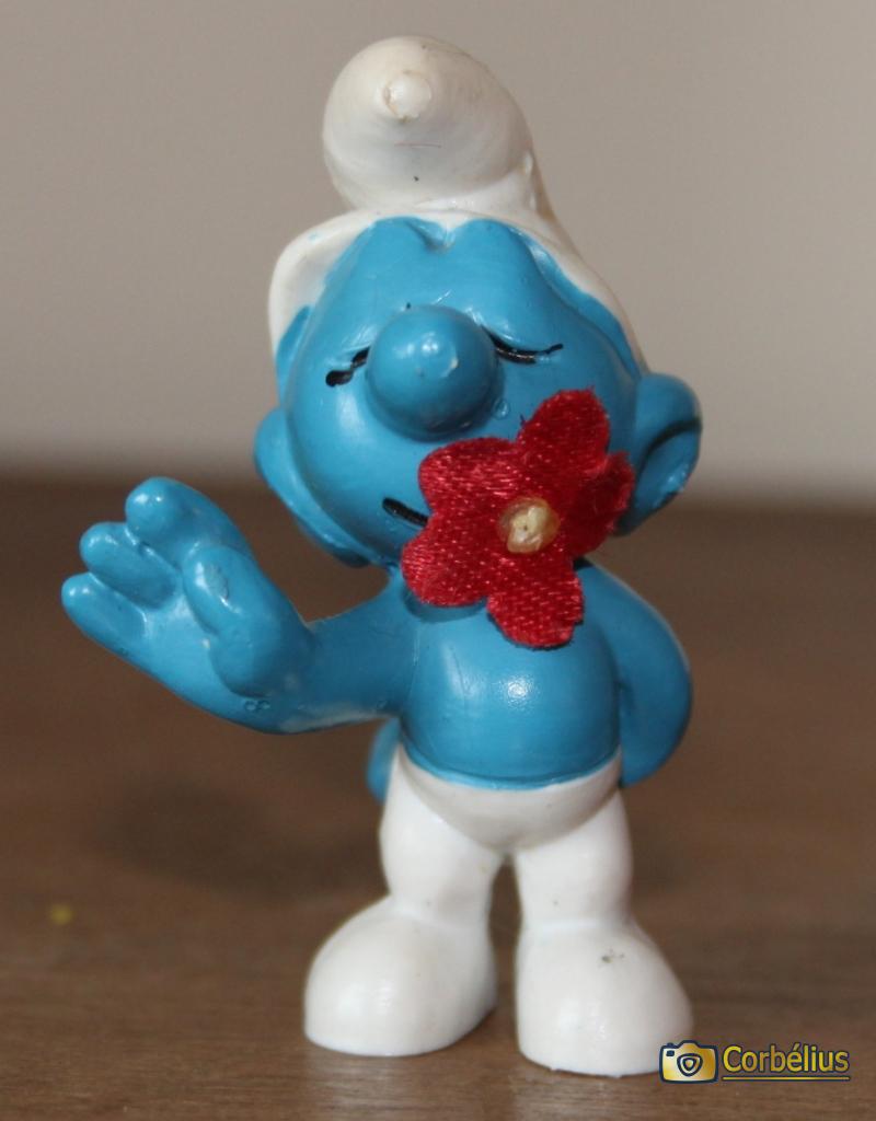 Schtroumpf avec fleur