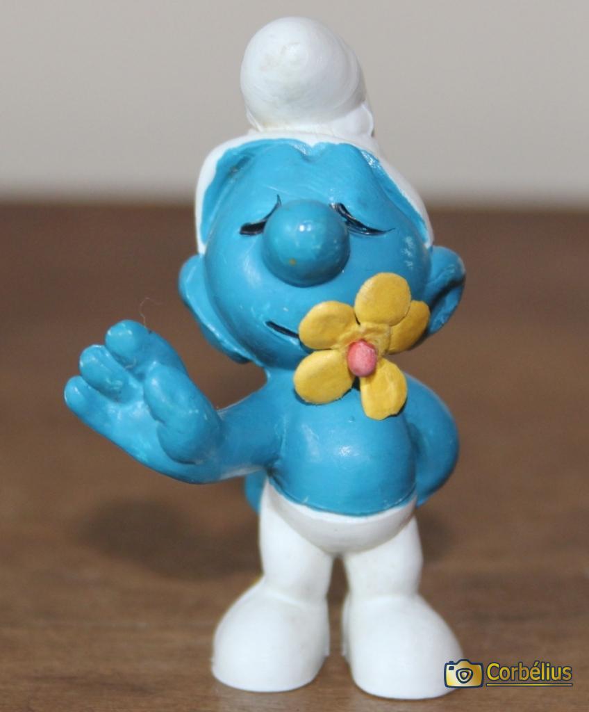 Schtroumpf avec fleur