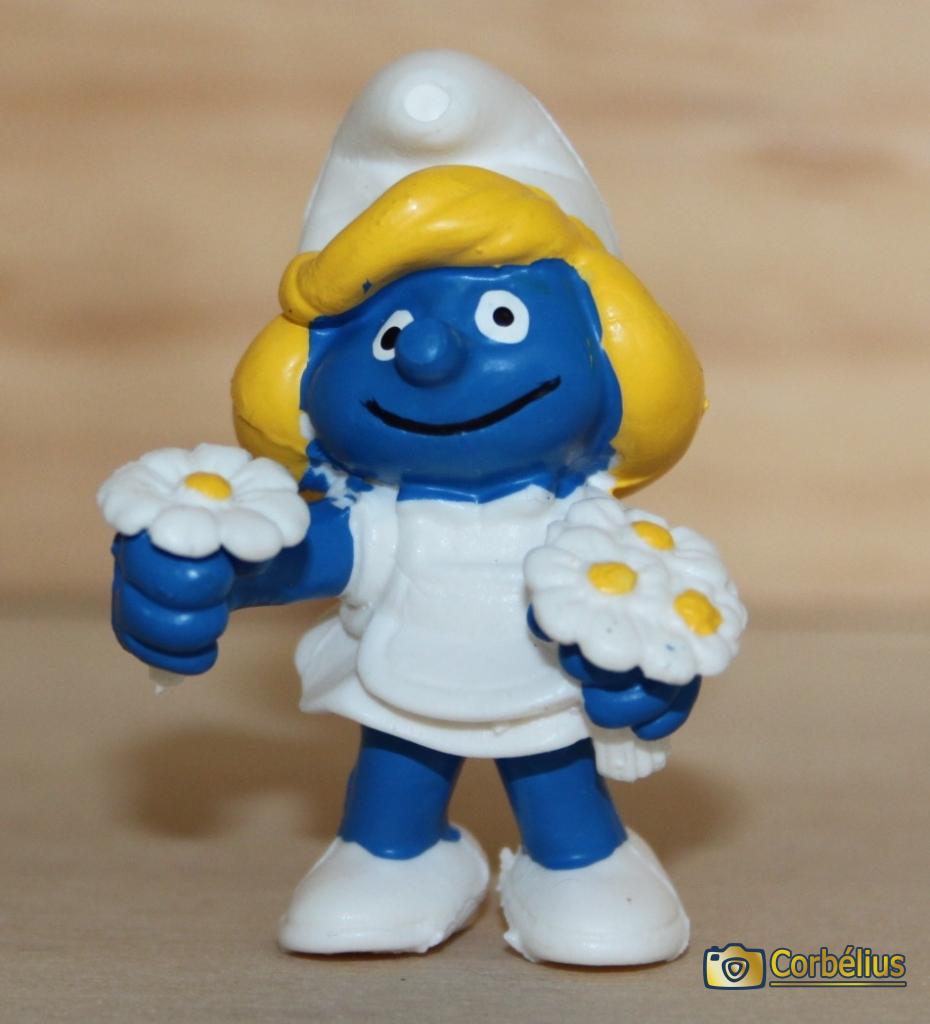 Schtroumpfette avec bouquet de fleurs