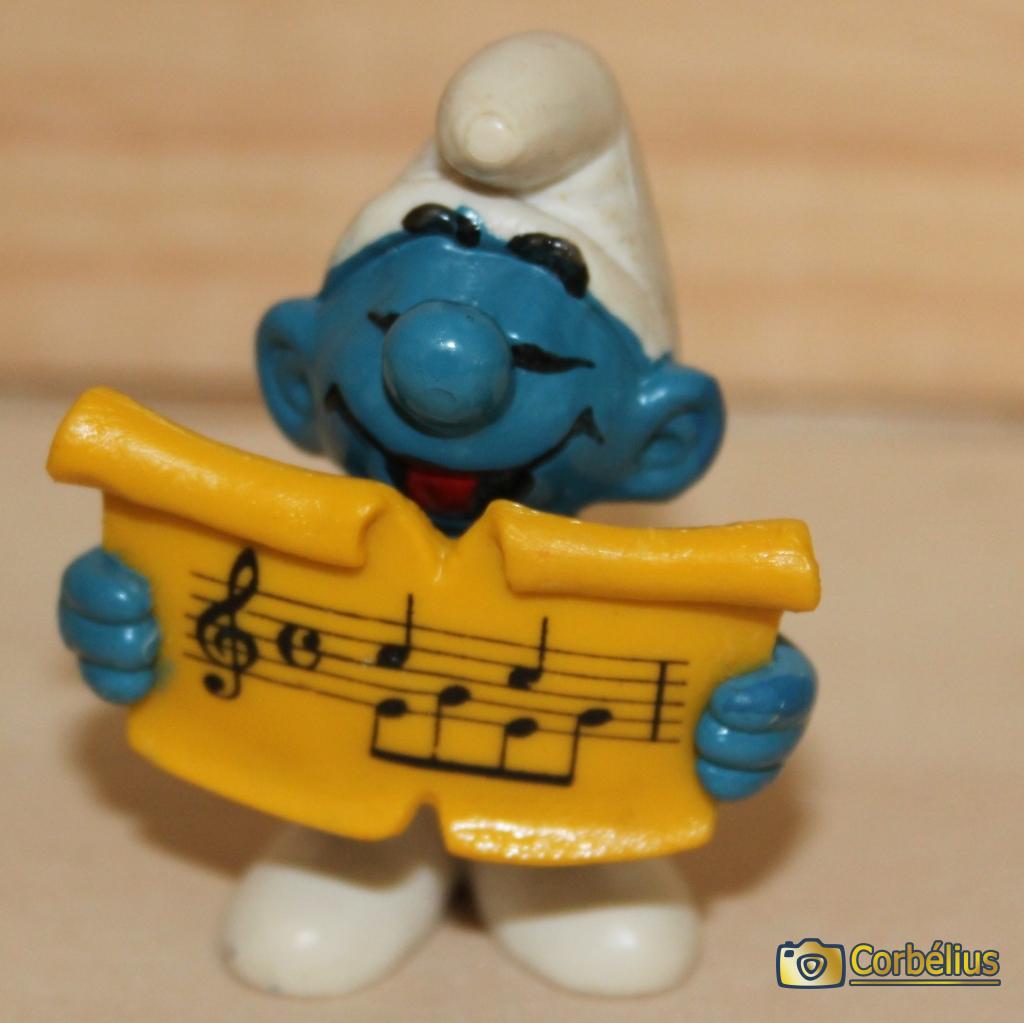 Schtroumpf chanteur avec partition