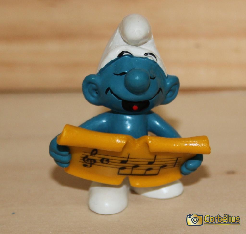 Schtroumpf chanteur avec partition