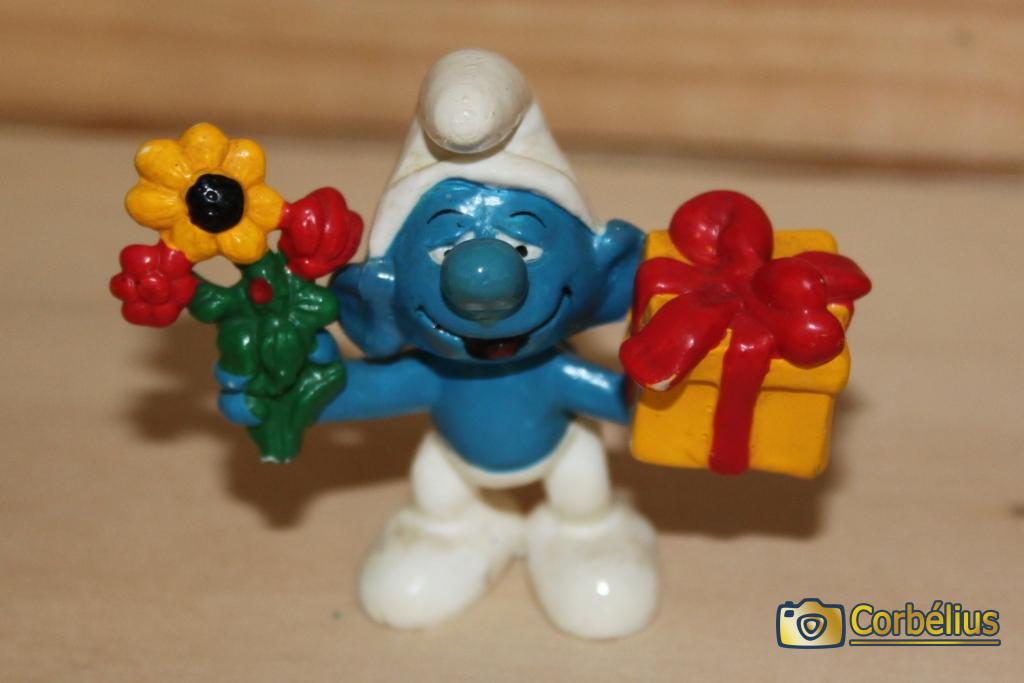 Schtroumpf avec cadeau et fleurs
