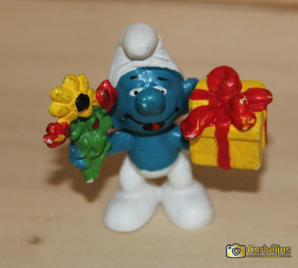 Schtroumpf avec cadeau et fleurs