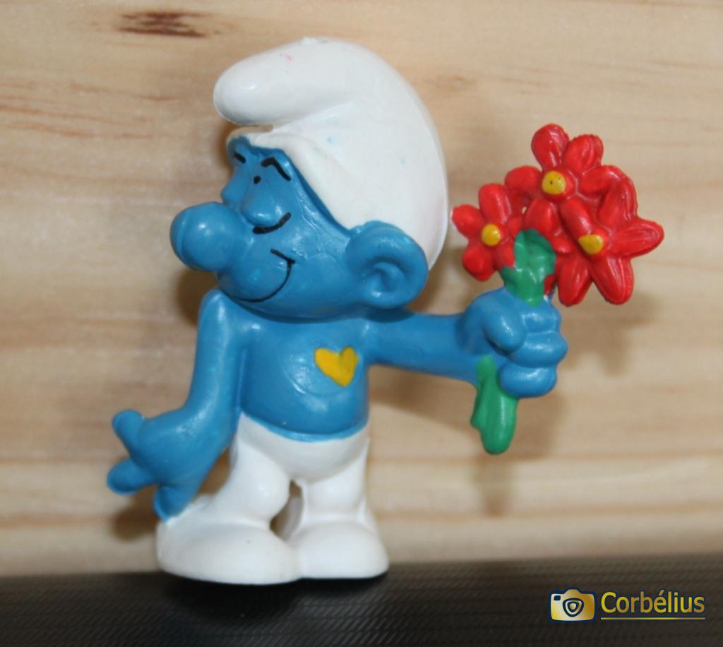 Schtroumpf amoureux avec fleurs