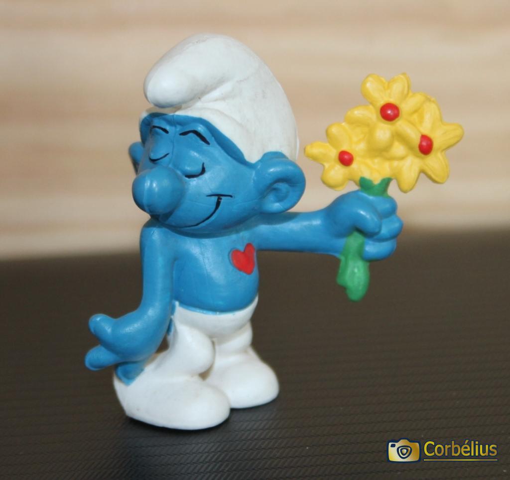 Schtroumpf amoureux avec fleurs