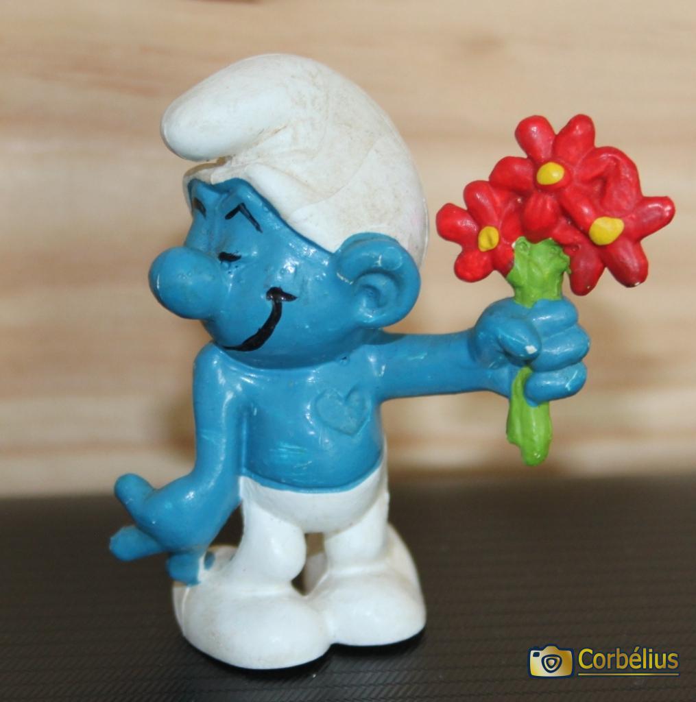 Schtroumpf amoureux avec fleurs