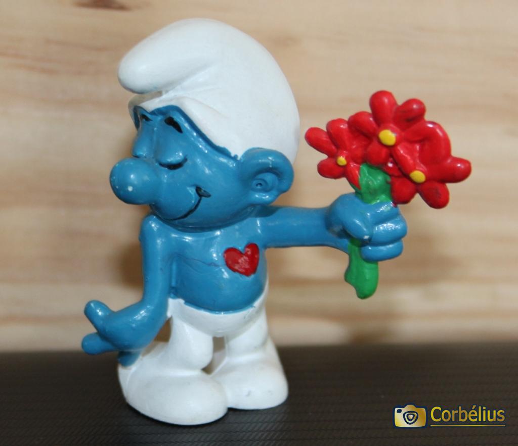 Schtroumpf amoureux avec fleurs