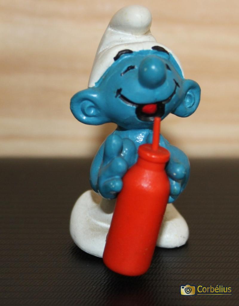 Schtroumpf assoiffé avec bouteille