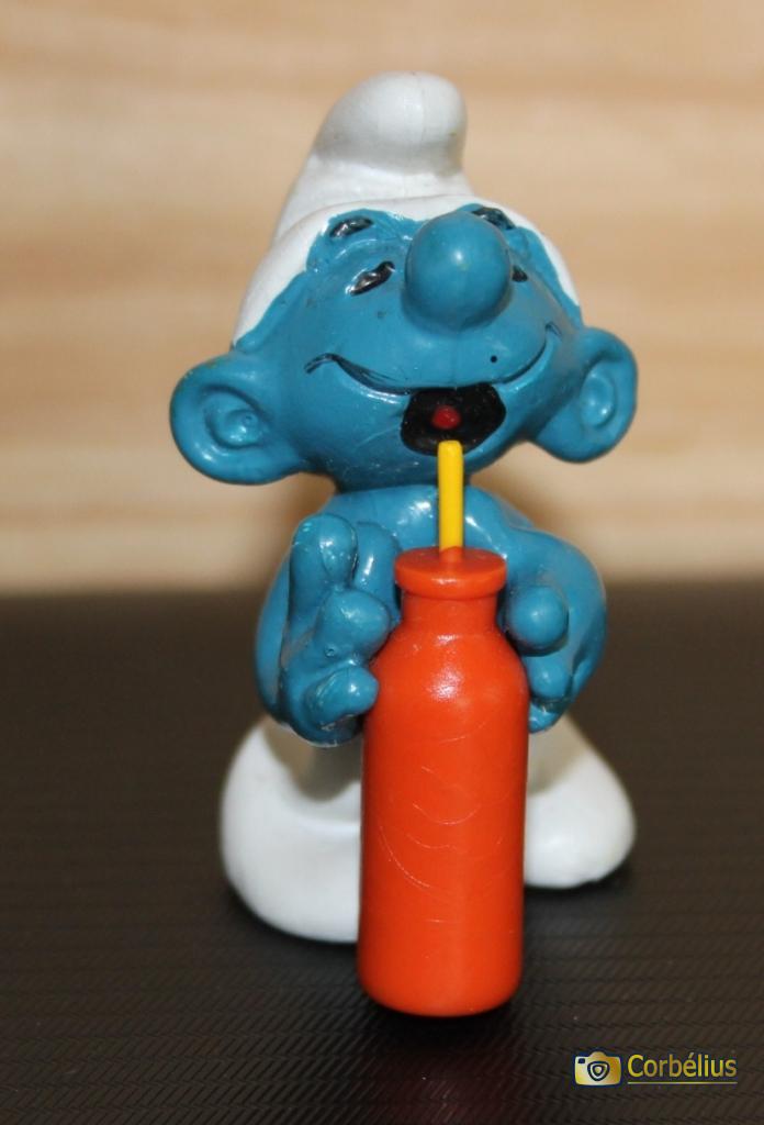 Schtroumpf assoiffé avec bouteille