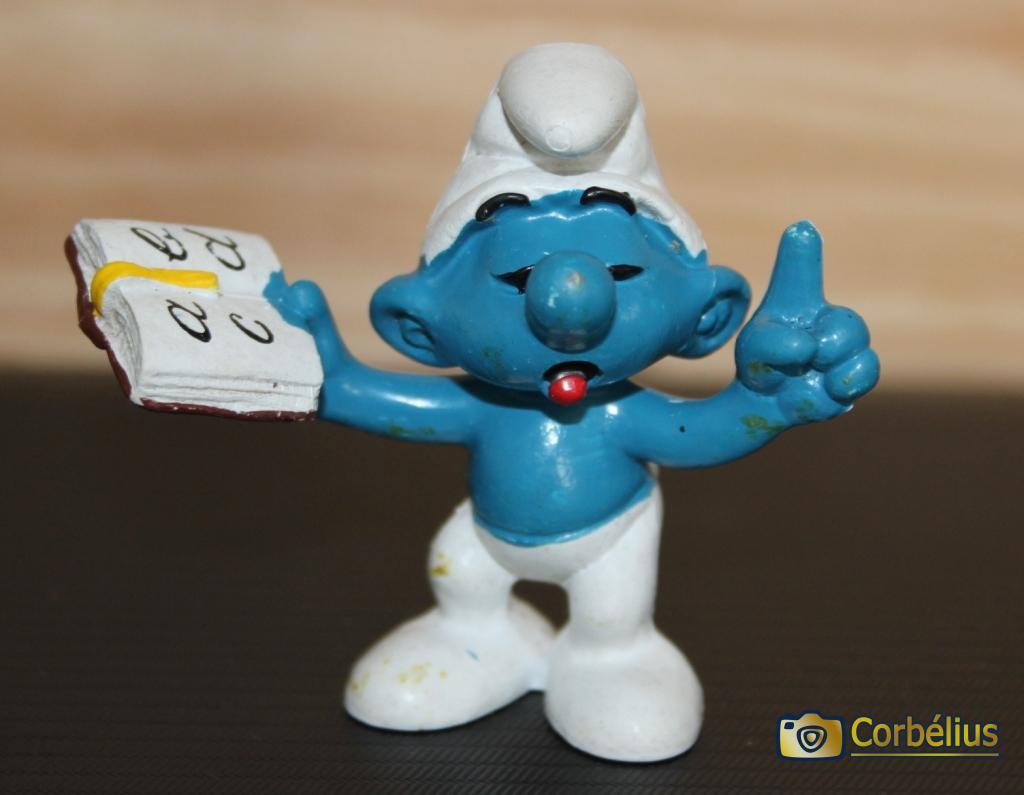 Schtroumpf maitre d'école avec livre